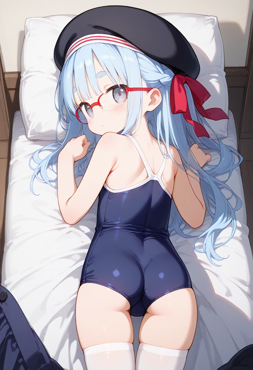 青いスクール水着を着た、青い髪の女の子が背中を向けてベッドの上に寝転がる。楕円形の赤い眼鏡、黒いベレー帽、赤いリボン。ベッドには着ていた服が散らばっているかもしれない。彼女は見る者に向かって目線を投げかけている。